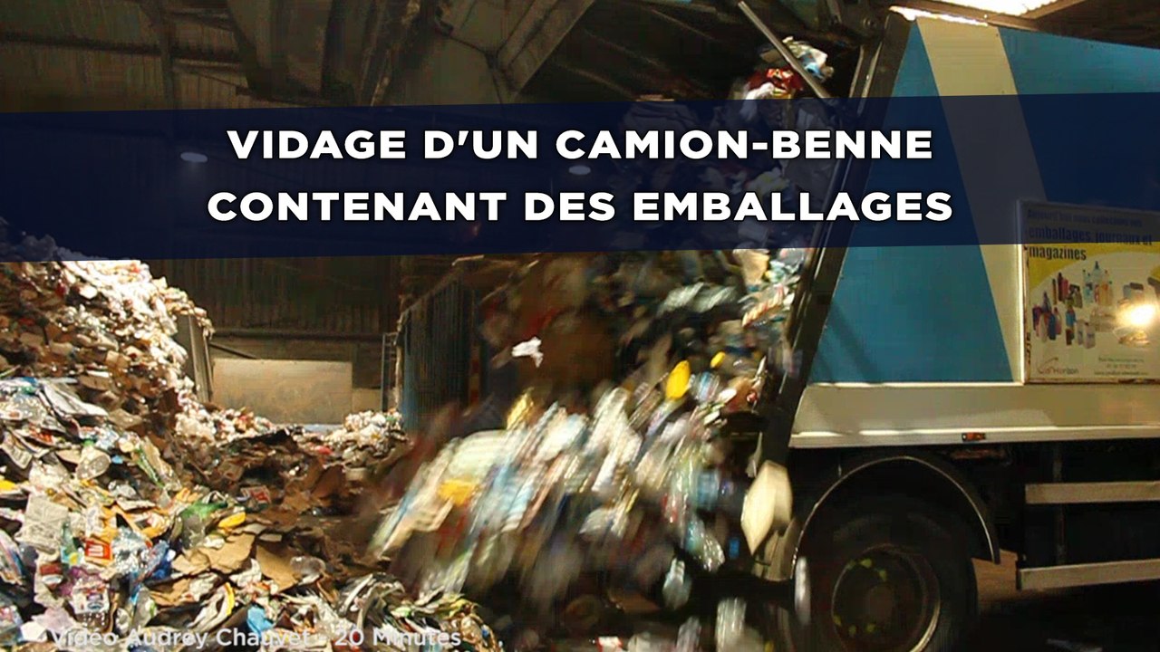 Vidage d'un camion-benne contenant des emballages