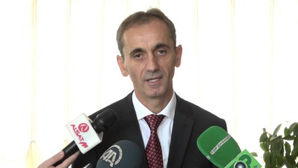 Nxënësit vazhdojnë mësimin pa tekstete shkollore!