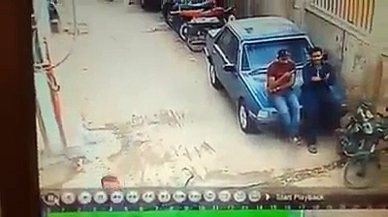 Live Robbery at the road in rush area