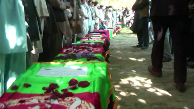 Séisme: funérailles de 12 écolières afghanes tuées