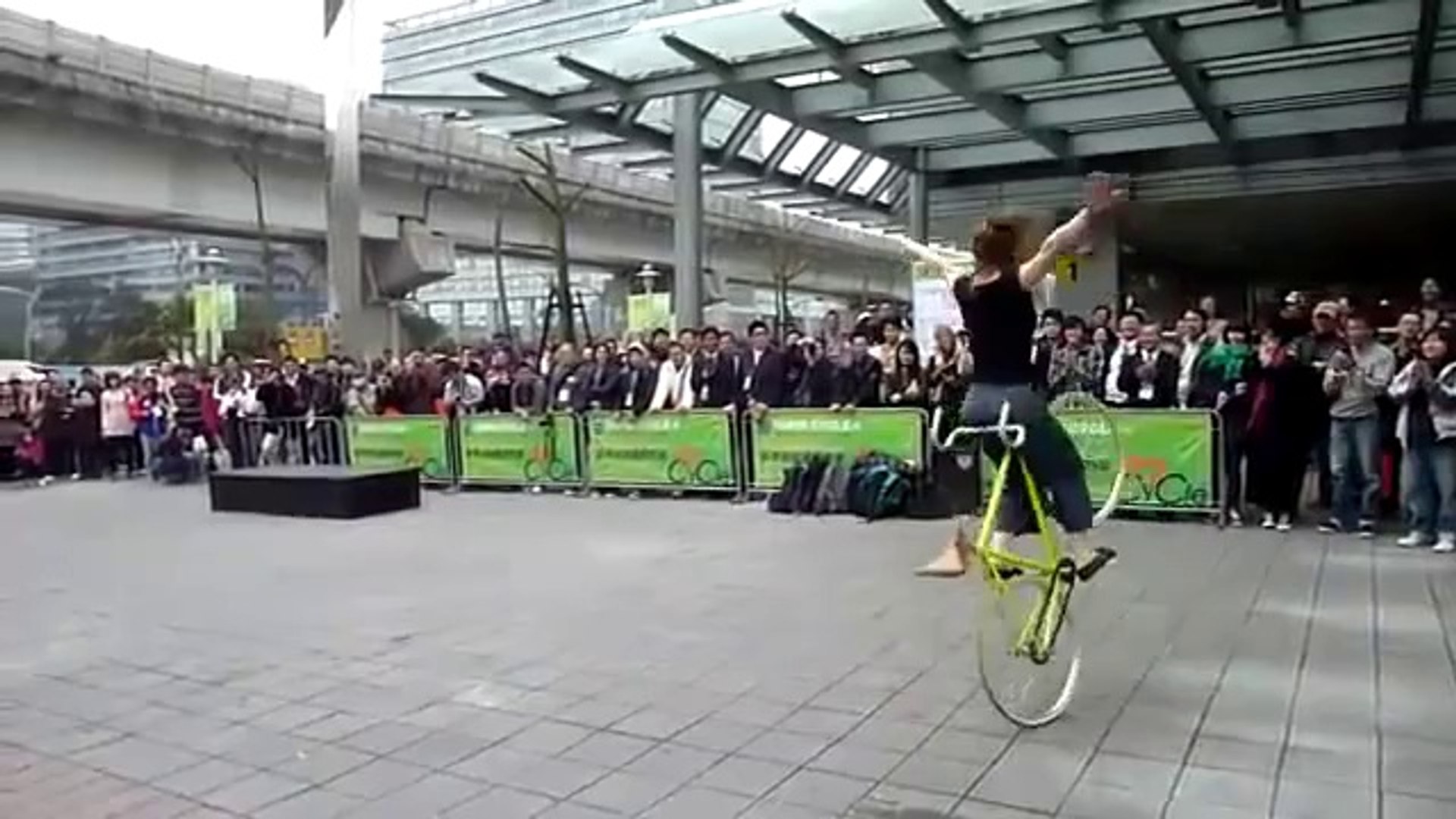 ⁣Девушка на велосипеде показала класс !