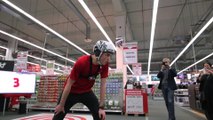 Il a 100 secondes pour prendre ce qu'il veut dans un magasin de multimédia