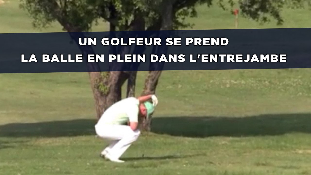 Un golfeur professionnel se prend la balle en plein dans l'entrejambe