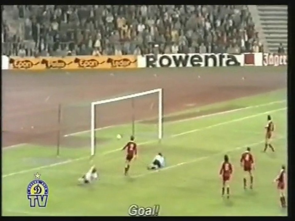 OLEG BLOCHIN dribbles past Bayern defence and scores - 1975