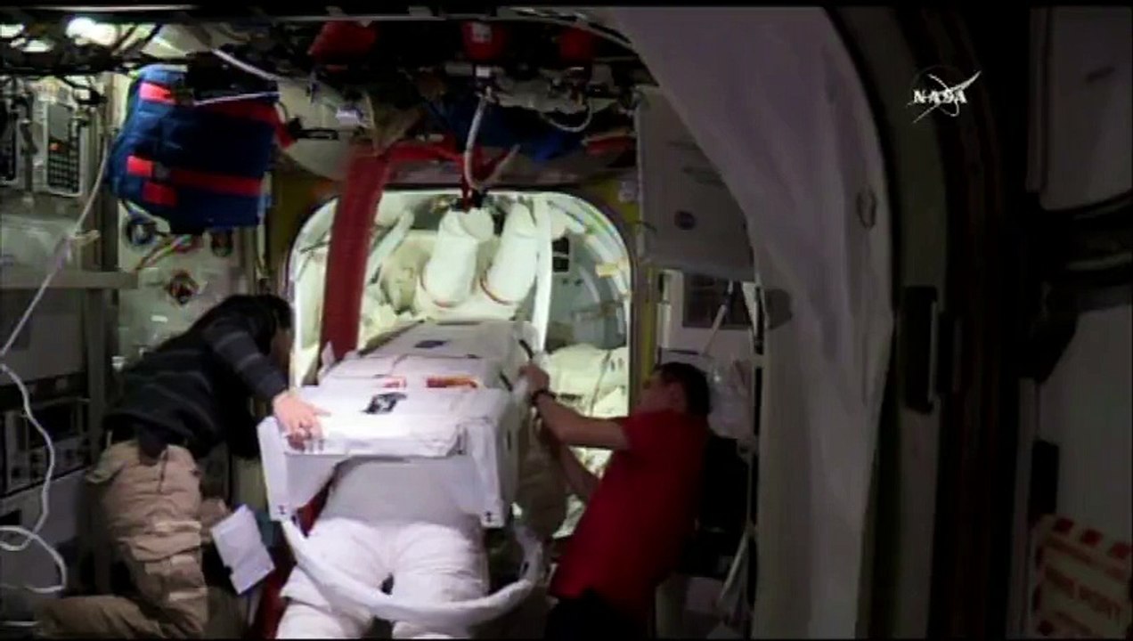 Deux astronautes américains de l'ISS débutent une sortie orbitale