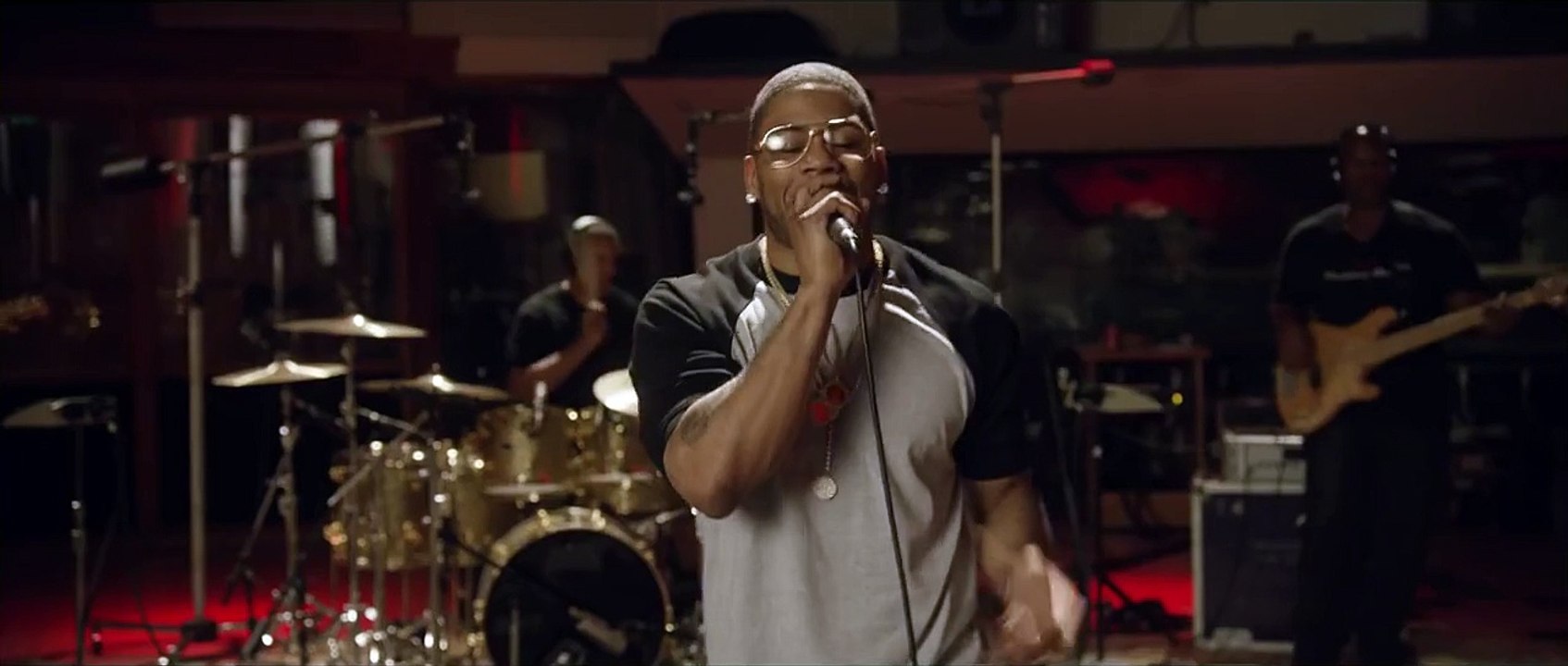 Nelly Performs Hot in Herre - Off the Record