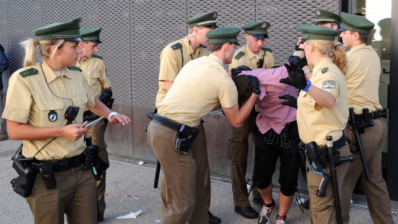 Doku Polizei 2015 Die Oktoberfest Polizei [Dokumentation Deutsch]