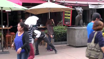 Peleas con Almohadas | Broma en la Calle | Bromas 2014 | SKabeche