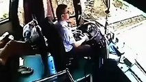 فيديو وفاة سائق صيني بحادث غريب جداً
