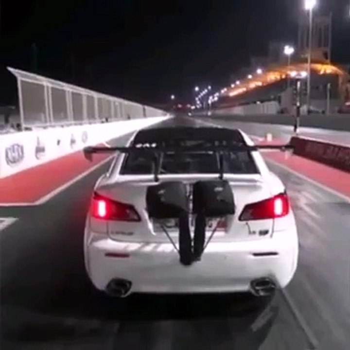 Drag Yarışında Yüksek Hızdan Uçan Araba