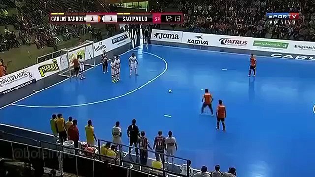 Une drôle de combinaison sur coup franc