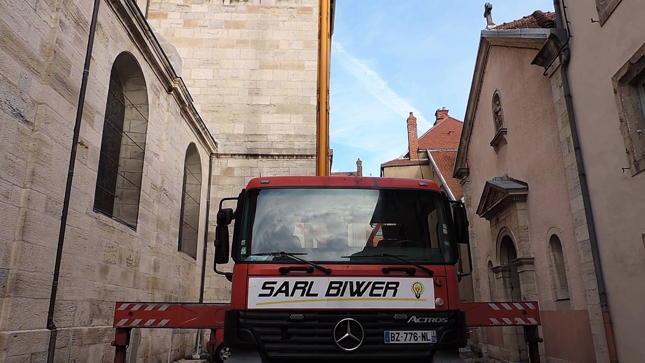 VESOUL : DES PROJECTEURS POUR ECLAIRER LE CLOCHER DE L'EGLISE SAINT-GEORGES