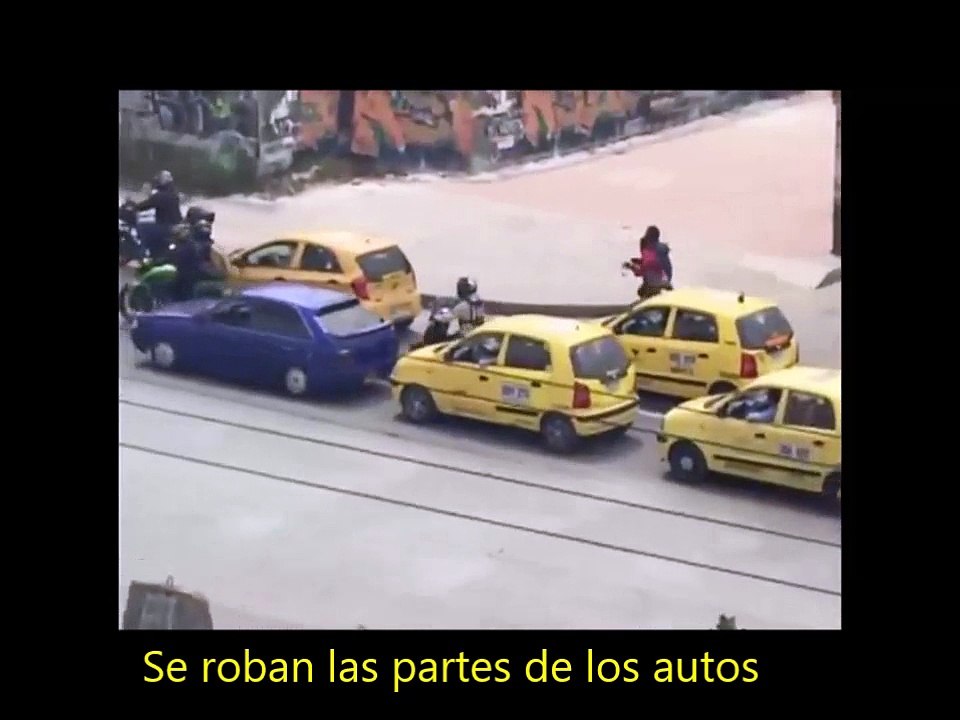 Asi Roban a los automoviles en movimiento en Bogota Colombia