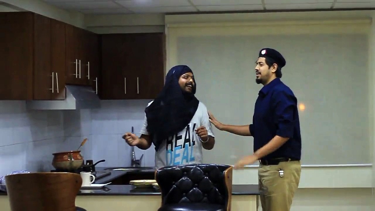 Never eat out if food is cooked at home... - Bekar Vines - Funz.lol