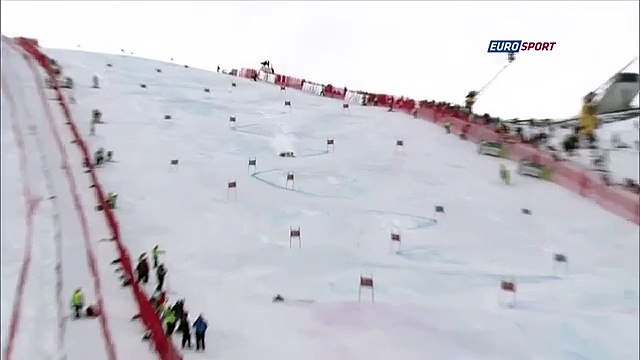 Grosse gamelle d'un juge de porte pendant un slalom géant... Belle glissade