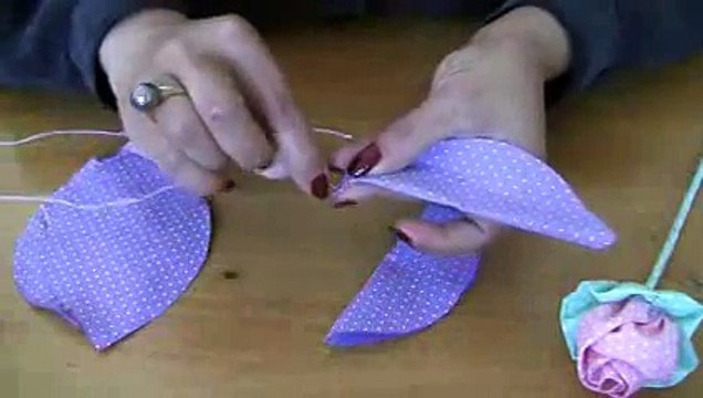 Botao de Rosa em Tecido- Passo a Passo -tutorial HOW TO MAKE ROLLED RIBBON ROSES- fabric flowers