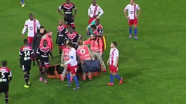 Un joueur de foot pète un plomb après son expulsion