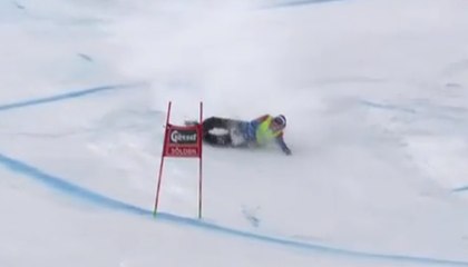 La belle glissade d'un juge de porte pendant un slalom géant