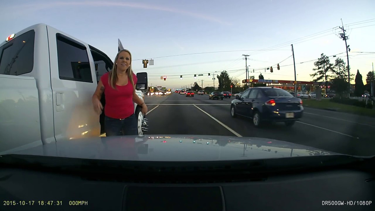 Road Rage aux USA, une femme rentre dans une voiture et crache sur le pare-brise