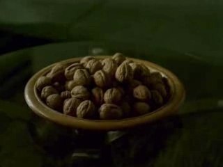 come aprno le noci le donne??semplice...