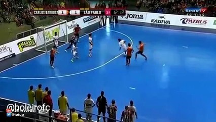 Salon futbolunda çılgın frikik