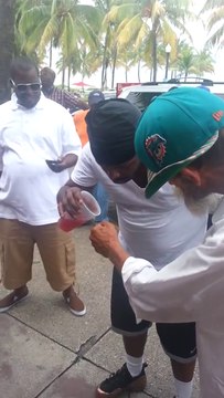 Un vieux mendiant réalise des tours de magie