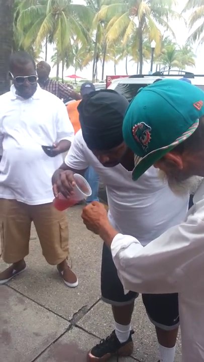 Un vieux mendiant réalise des tours de magie