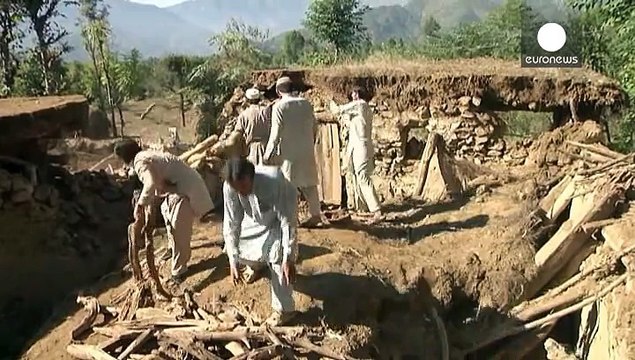 Felfüggesztik a harcot a tálibok a földrengés után