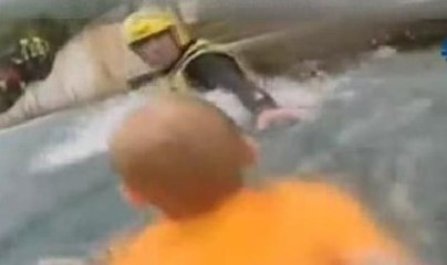 Küçük çocuğu boğulmaktan son anda kurtardı