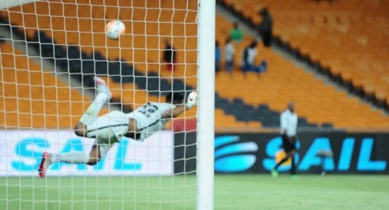 Il recrée le mythique coup du scorpion d'Higuita