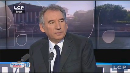 Bayrou : "François Hollande s'est rendu inéligible pour la présidentielle" de 2017