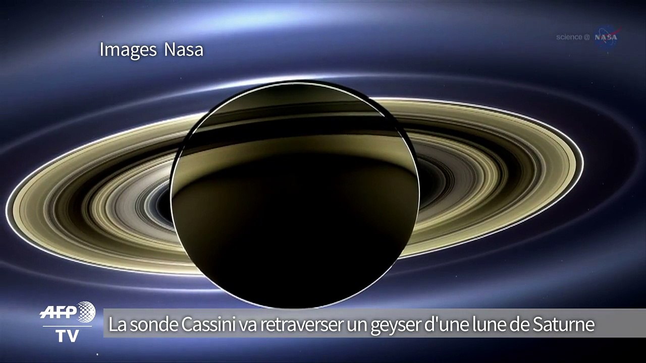 La sonde Cassini va retraverser un geyser d'une lune de Saturne