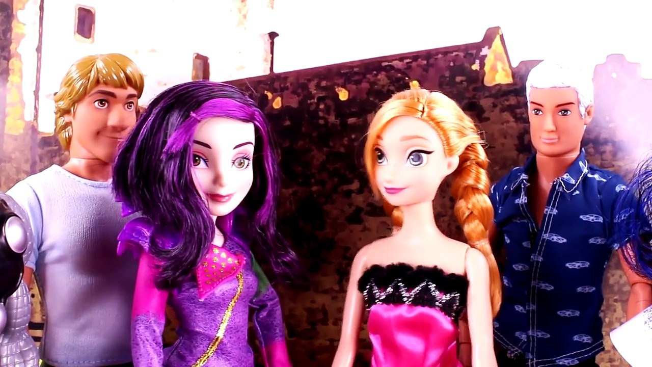 Frozen Hans Freezes Elsa! With Descendants Mal & Evie. Frozen Elsa & Anna Hair Cut Part 5
