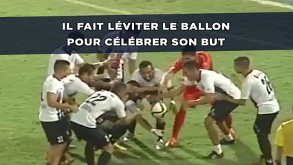 Il fait léviter le ballon pour célébrer son but