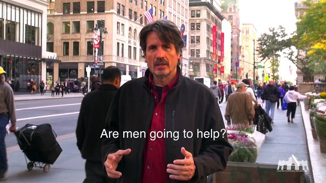 Une actrice fait semblant d'être bourrée dans la rue. La réaction des passants est surprenante