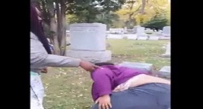 Une femme trop grosse chute au sol et a du mal à se relever