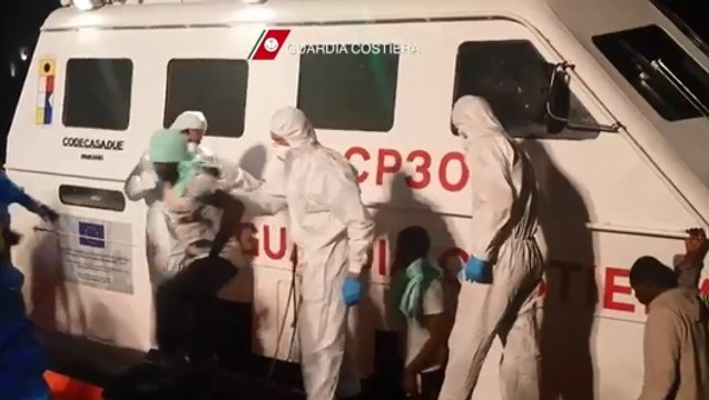 Lampedusa - soccorsi 225 migranti al largo delle coste libiche