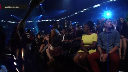 Niall and Taylor kiss/hug and talk @ VMAs