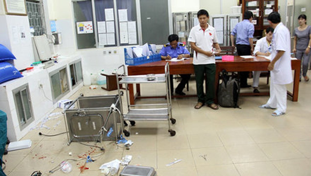 Quảng Ngãi: Truy sát bệnh nhân đang cấp cứu, chém luôn bảo vệ bệnh viện