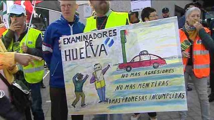 Los examinadores desconvocan la huelga tras 32 días de paros parciales