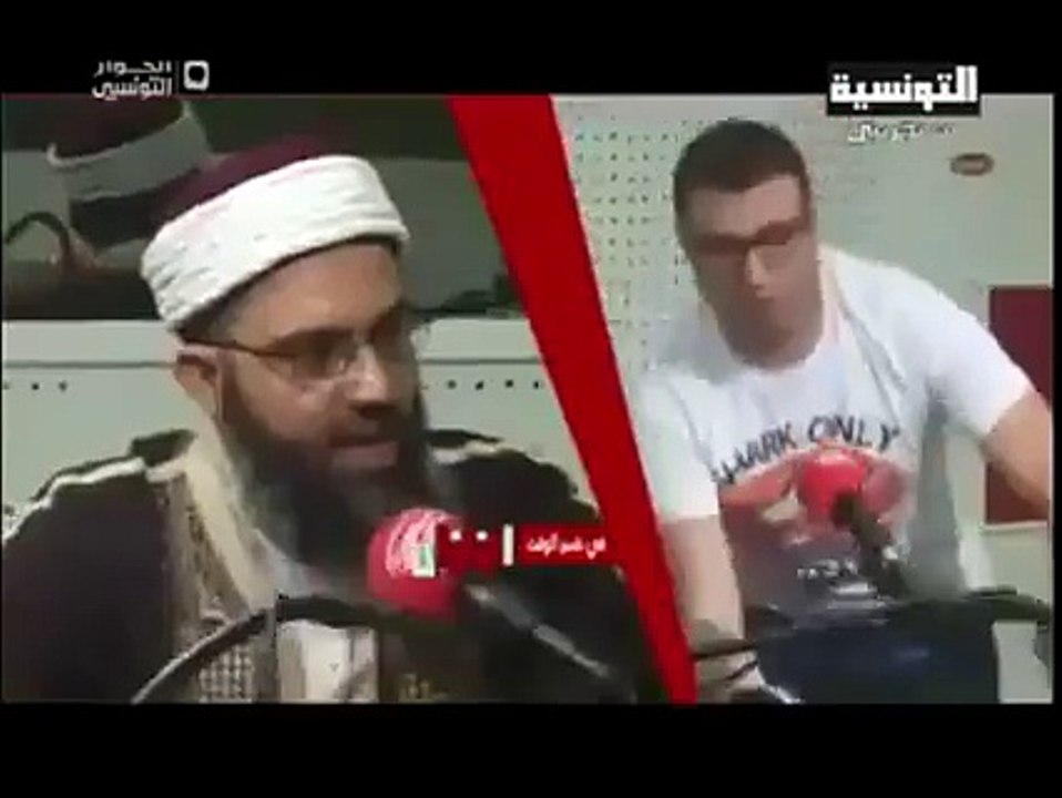 انٹریو کہ دوران زلزلہ آنے کہ بعد دیکھئے ..۔۔میزبان اور مہمان کا ردعمل ۔اپنا ایمان تازہ کریں