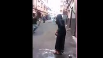 لحظة اعتداء مراهقون على فتاة بأحد الأحياء الشعبية بالمغرب