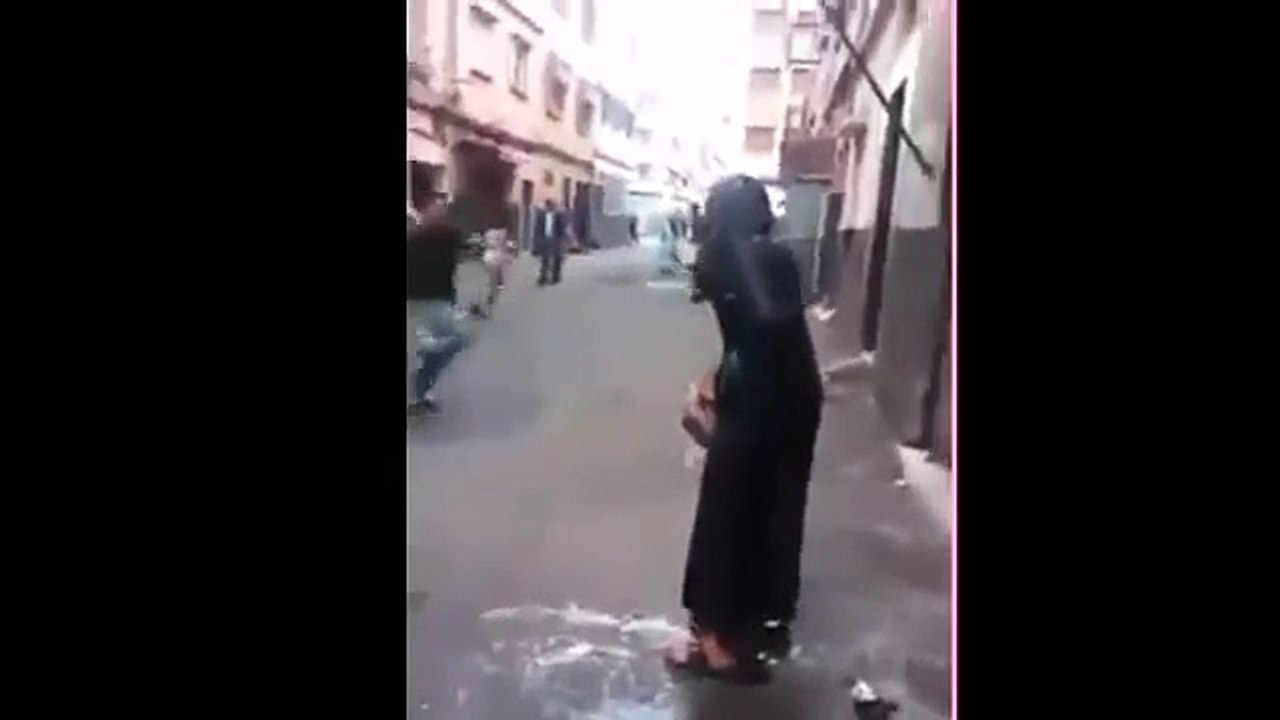 لحظة اعتداء مراهقون على فتاة بأحد الأحياء الشعبية بالمغرب