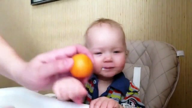 Хороший способ накормить ребенка! Папа молодец, догадался!