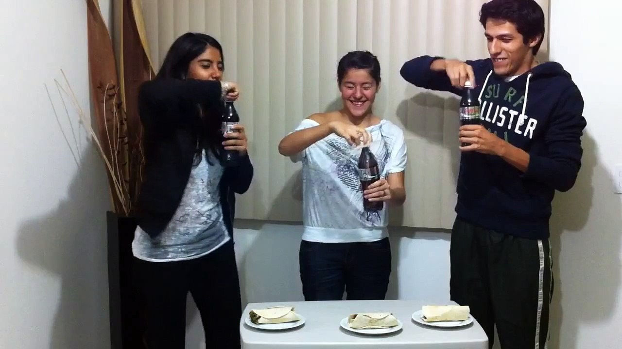 Mentos + Coca Cola Light doble explosión, experimento, cohete, mezcla Diet Coke, videos de