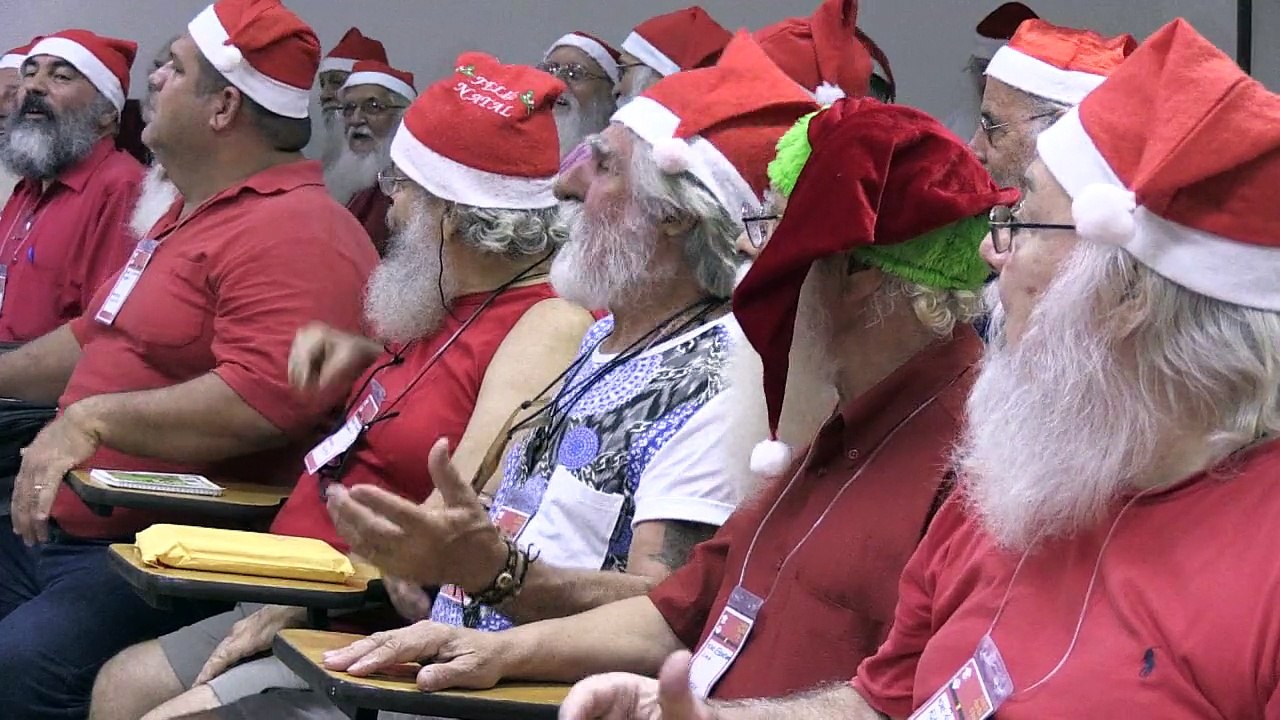 Weihnachtsmannschule in Rio: Singen, tanzen und schwitzen