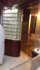 Télécharger la video: Les Saoudiens ne sont pas habitués à la pluie... Grosse gamelle