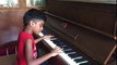 niño prodigio tocando el piano