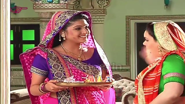Diya Aur Baati Hum | 29th October 2015 | Sandhya Feels Upset,Meenakshi Takes Selfie With Gun