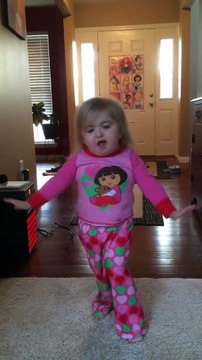 Elle connait la choré et les paroles par coeur! Petite fille adorable qui danse sur du Taylor Swift!